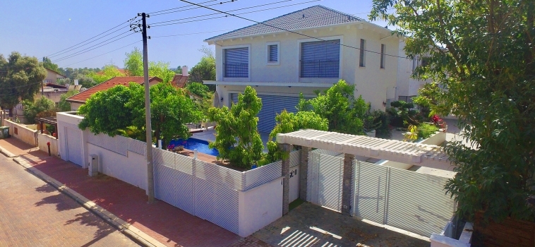 Two Country Style Linked Villas in Herzliya 500 SqM plot, 350 SqM each